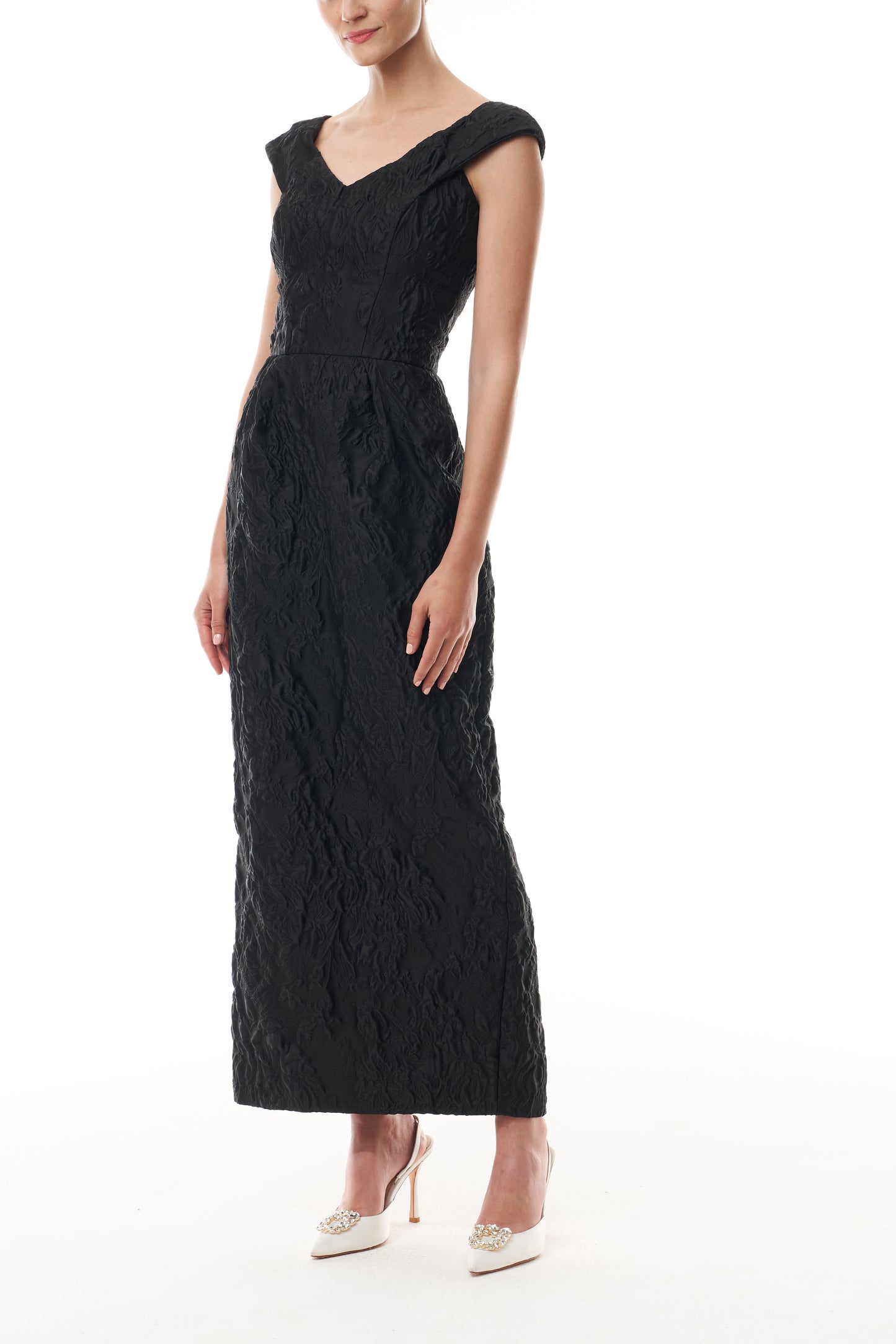Monique Lhuillier Fall 2025 tea-length v-neck dress with cap sleeve in noir floral jacquard - side.