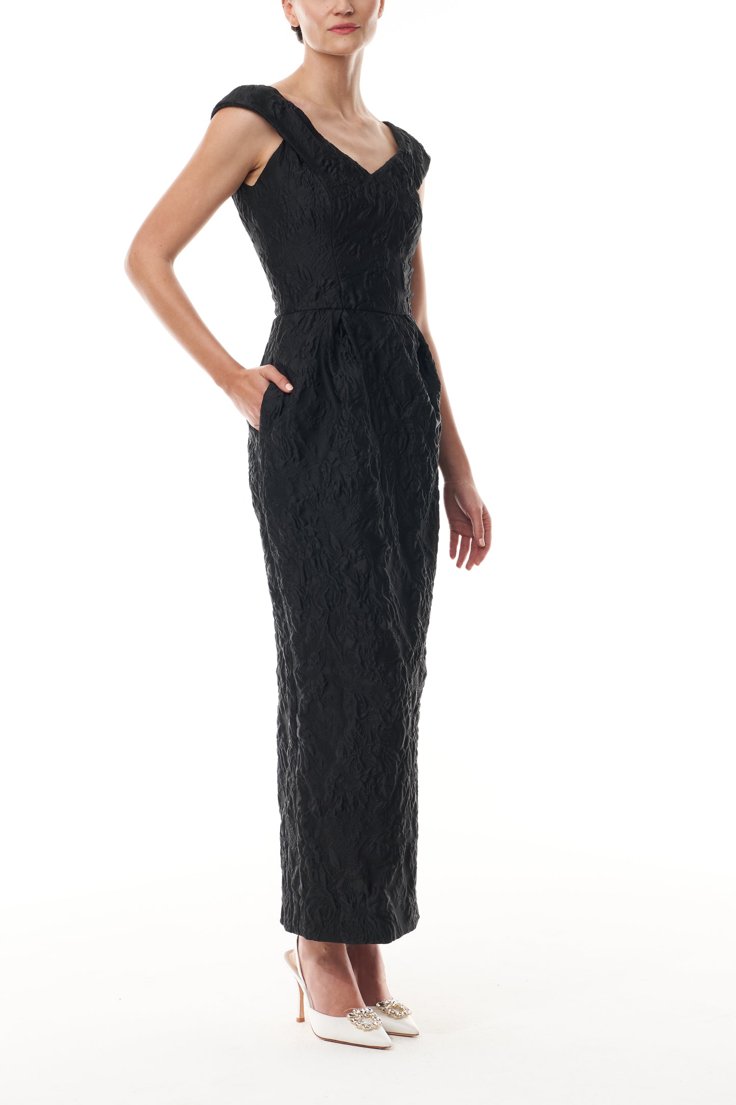 Monique Lhuillier Fall 2025 tea-length v-neck dress with cap sleeve in noir floral jacquard - side.