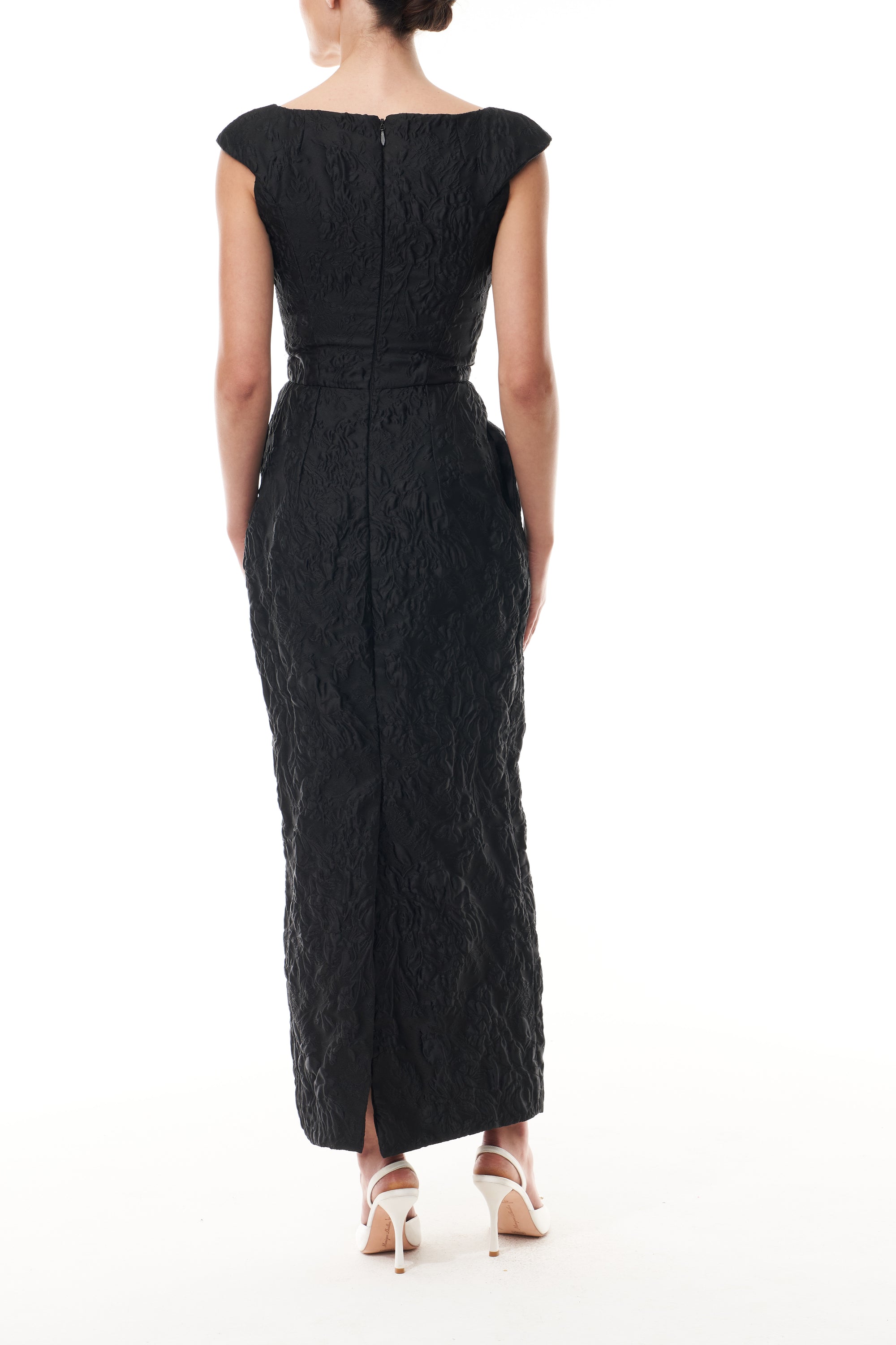 Monique Lhuillier Fall 2025 tea-length v-neck dress with cap sleeve in noir floral jacquard - back.