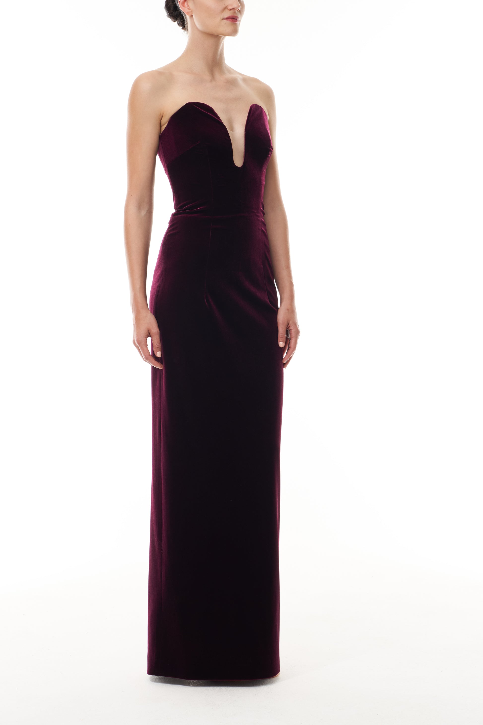 Monique Lhuillier Fall 2025 Merlot stretch velvet Strapless column gown with plunging neckline -side. 