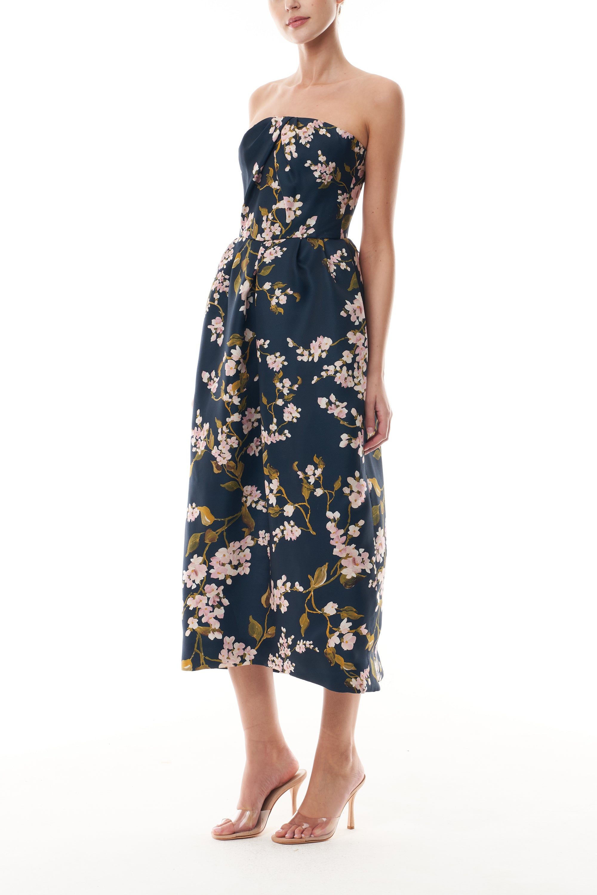 Monique Lhuillier Fall 2025 Ocean/Multi Wisteria Printed Gazar Strapless draped
bodice pleated cocktail dress - side.