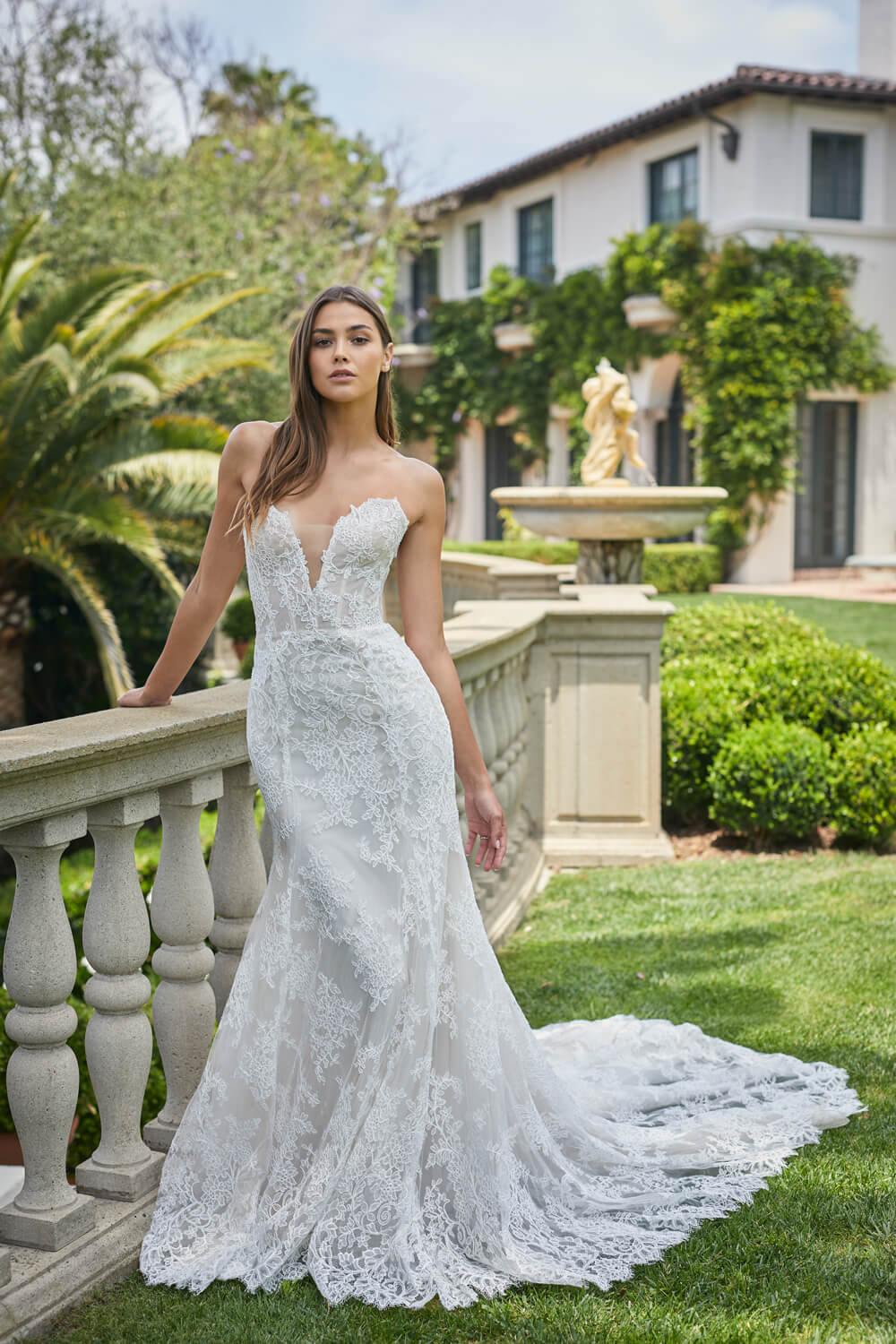 Woman wearing fitted white trumpet strapless lace Monique Lhuillier Spring 2021 Honey gown