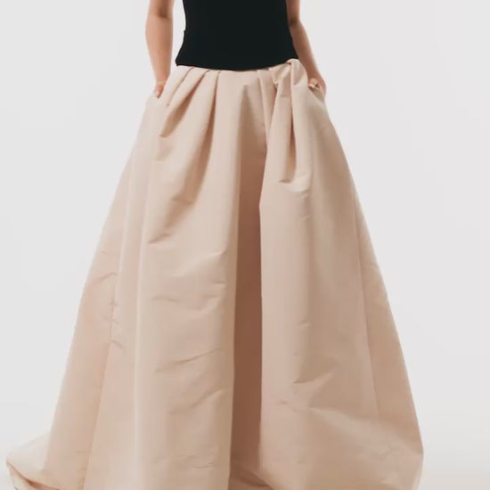 Monique Lhuillier Fall 2025 Noir/Cameo velvet and faille draped bodice ballgown -  video.