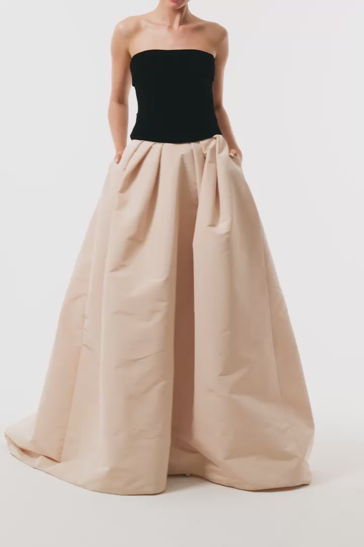 Monique Lhuillier Fall 2025 Noir/Cameo velvet and faille draped bodice ballgown -  video.