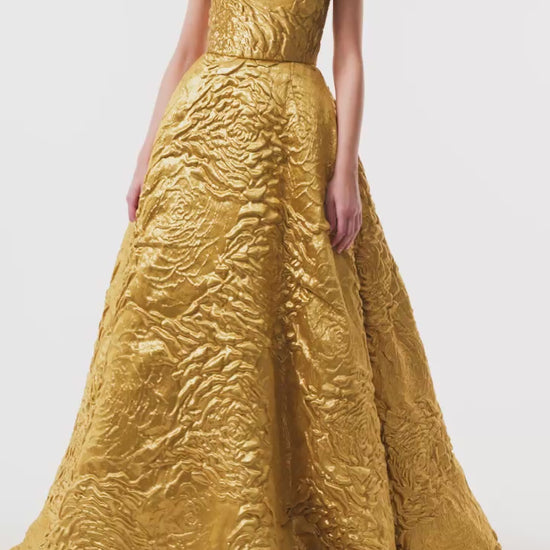 Monique Lhuillier Fall 2025  Gold Lame Rose Jacquard off-the-shoulder ball gown  - video.
