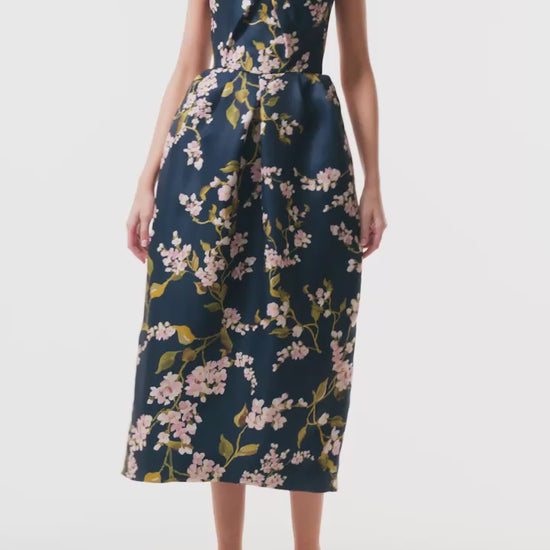 Monique Lhuillier Fall 2025 Ocean/Multi Wisteria Printed Gazar Strapless draped
bodice pleated cocktail dress - video.