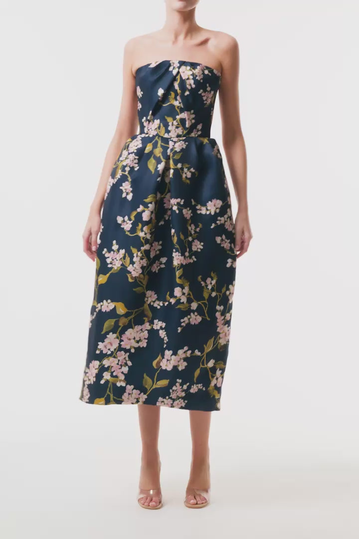 Monique Lhuillier Fall 2025 Ocean/Multi Wisteria Printed Gazar Strapless draped
bodice pleated cocktail dress - video.