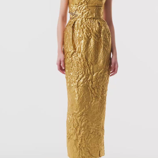Monique Lhuillier Fall 2025 gold Lame Rose Jacquard strapless cocktail dress - video.