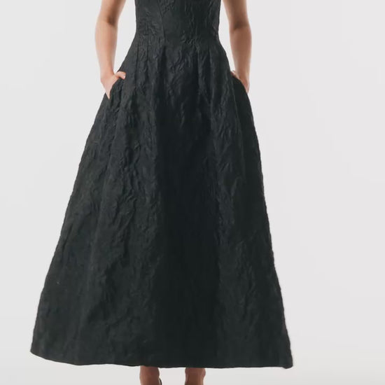 Monique Lhuillier Fall 2025 strapless midi-length dress with pockets in noir floral jacquard - video.