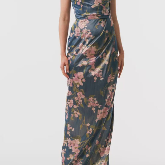 Monique Lhuillier Fall 2025 Draped Strapless Column Gown in Ocean/Multi Wisteria Printed Chine - video.